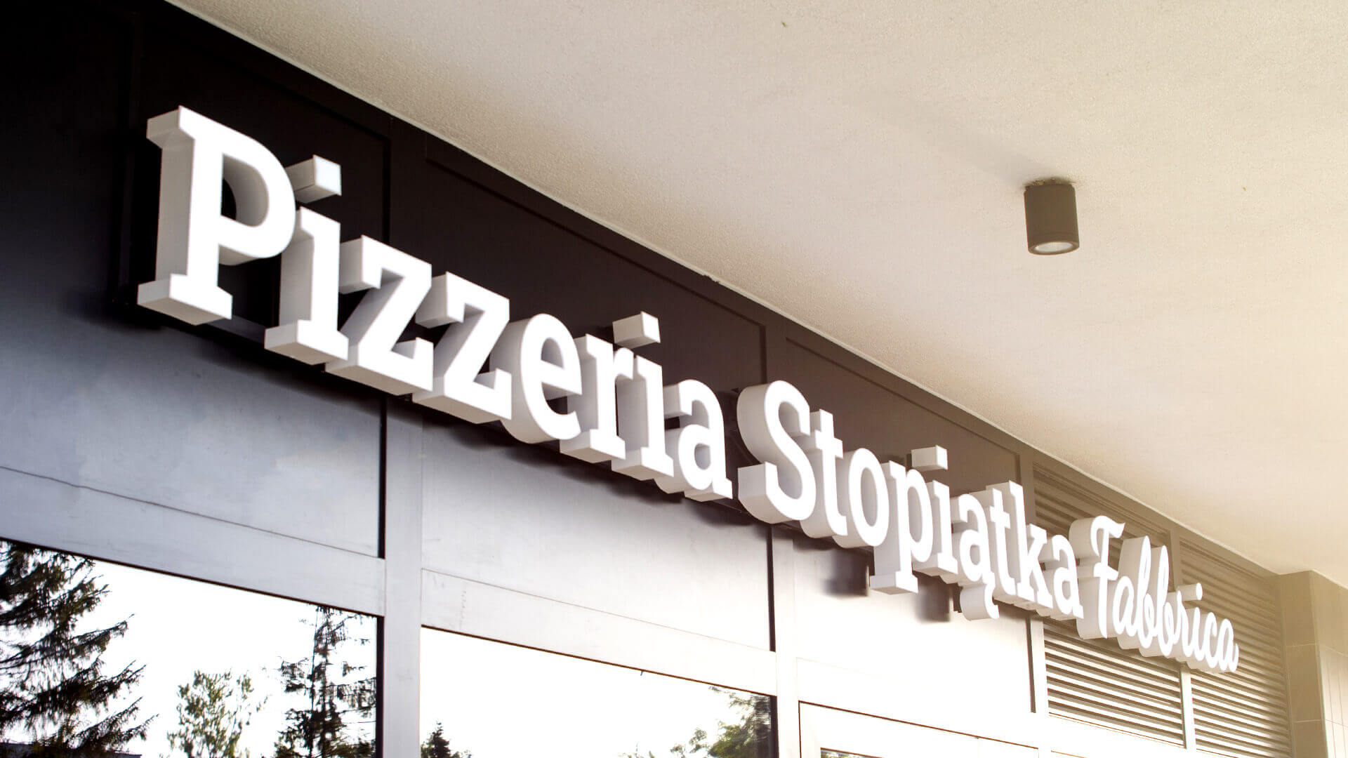 105 pizza pizzera pizzería restaurante - pizzeria-105 letras-espacio-iluminadas-led-lettering-sobre-la-entrada-restaurante- letras-blancas-en-la-pared- letras-en-la-base- letras-en-la-altura-gdansk-morena- (19) 